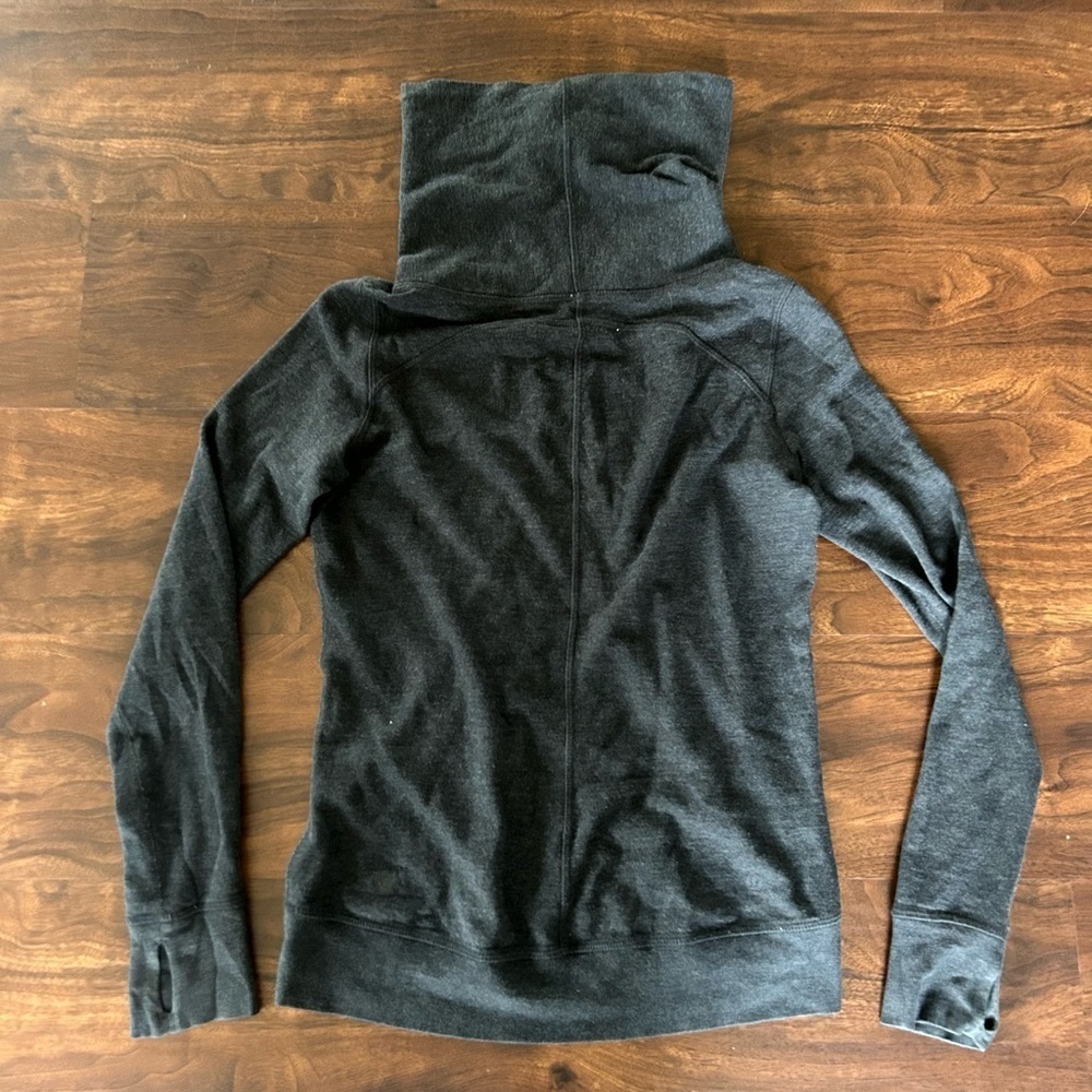 Lululemon In A Cinch Long Sleeve Tee 
Reversible 
Heathered Black Soot Stripe 
6 - Picture 2 of 8